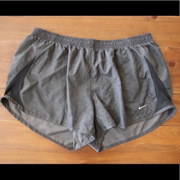 NIKE Shorts with Liner Size Large - Picture 2 of 3